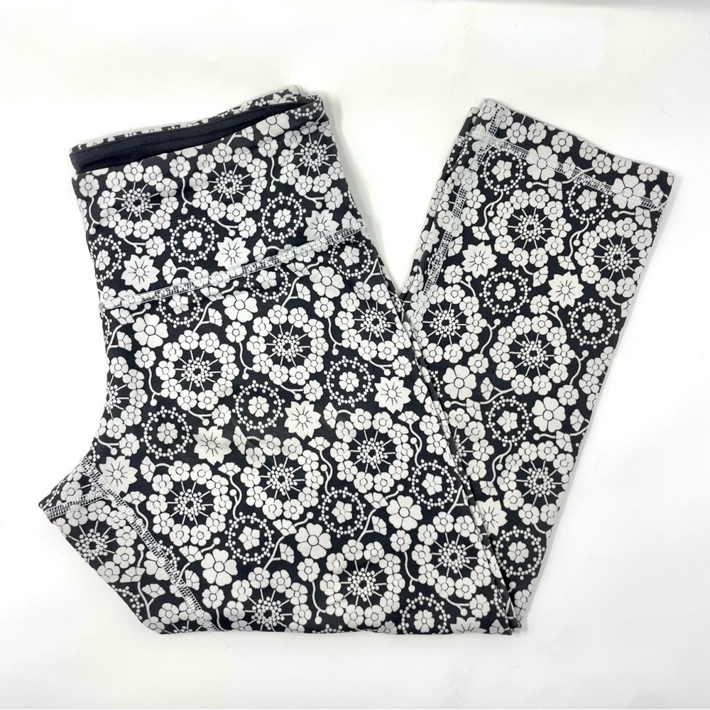 Lululemon capri stretch pants, size 6